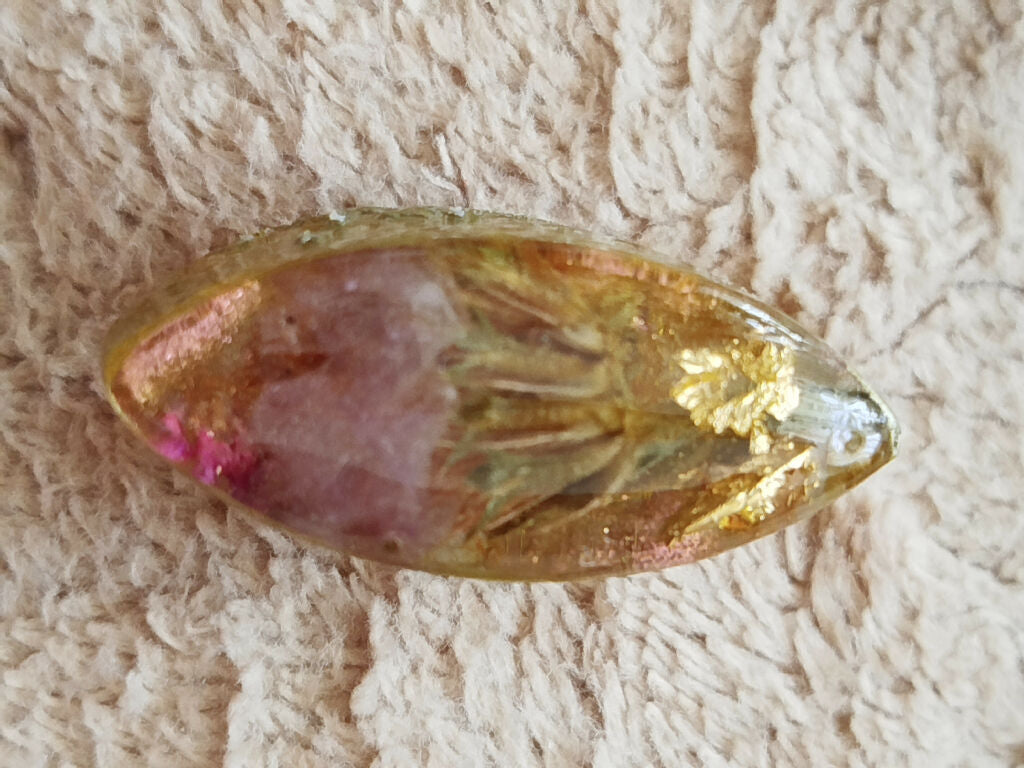 Брош со суво цвеќе