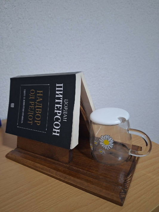 Мала дрвена сталажа за книга и чај – момент само за тебе