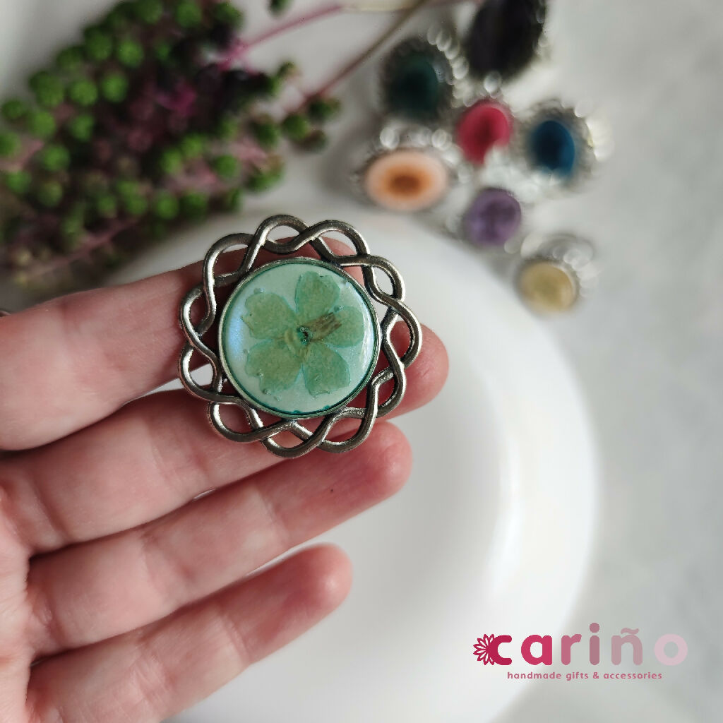 Прстен со суво цвеќе