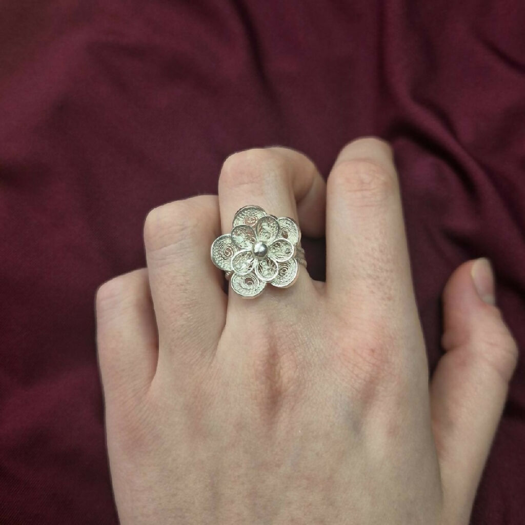 Филигрански прстен со цвеќе