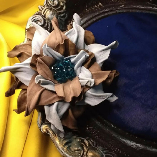 Брош од кожа