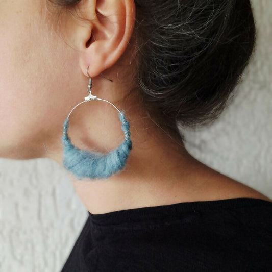 Обетки во азурна боја