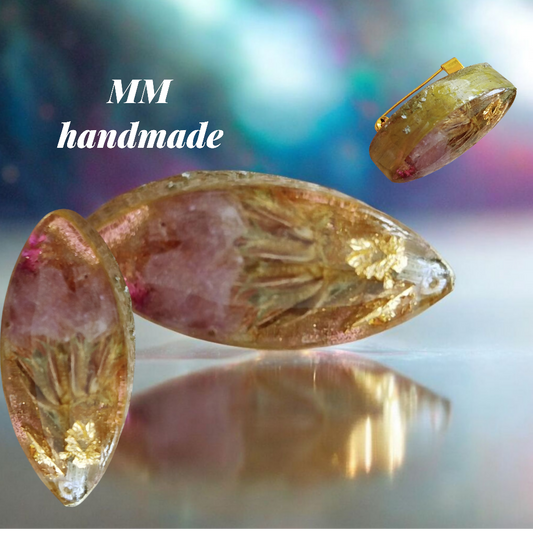 Брош со суво цвеќе