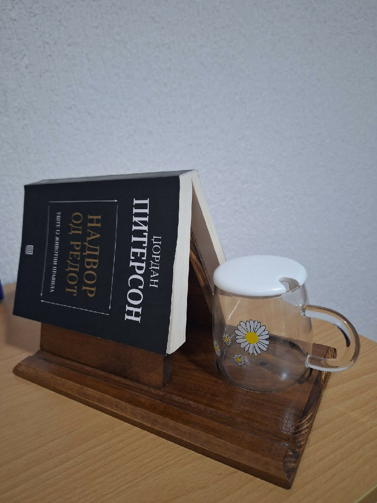 Мала дрвена сталажа за книга и чај – момент само за тебе