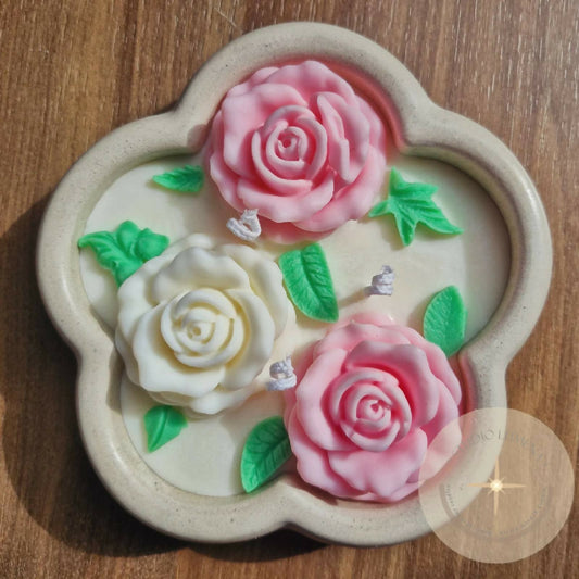 Лумена свеќа со миризливи рози