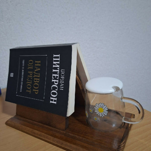 Мала дрвена сталажа за книга и чај – момент само за тебе