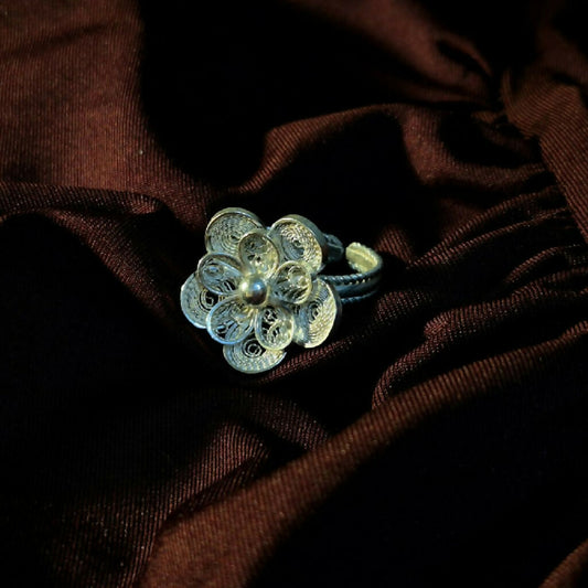 Филигрански прстен со цвеќе