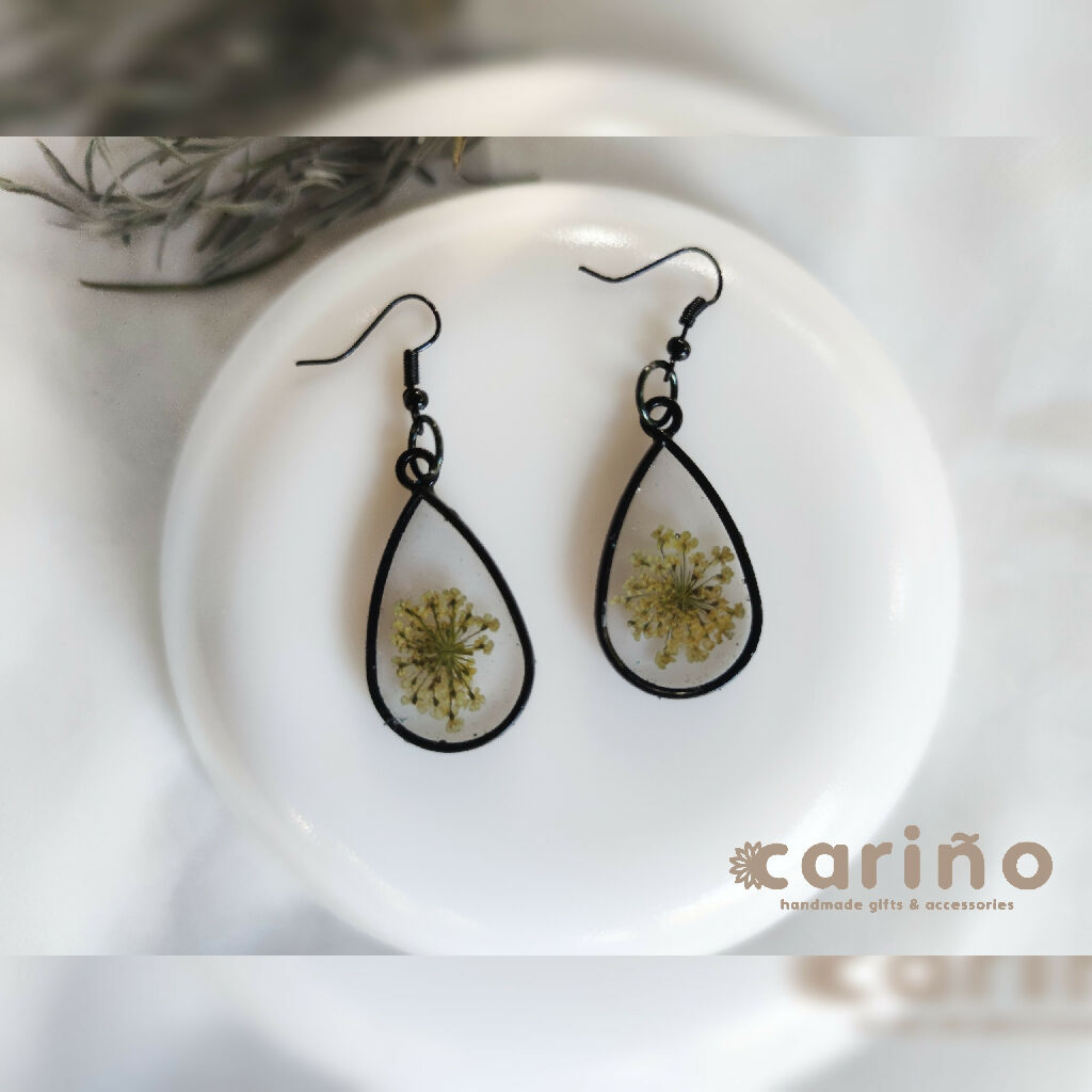 Обетки со суво цвеќе - облик капка (црна рамка)